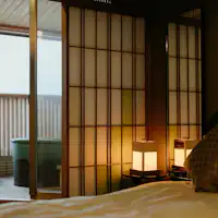 ห้องพักสไตล์ญี่ปุ่น-ตะวันตกพร้อมออนเซ็นกลางแจ้งแบบน้ำแร่ธรรมชาติส่วนตัว