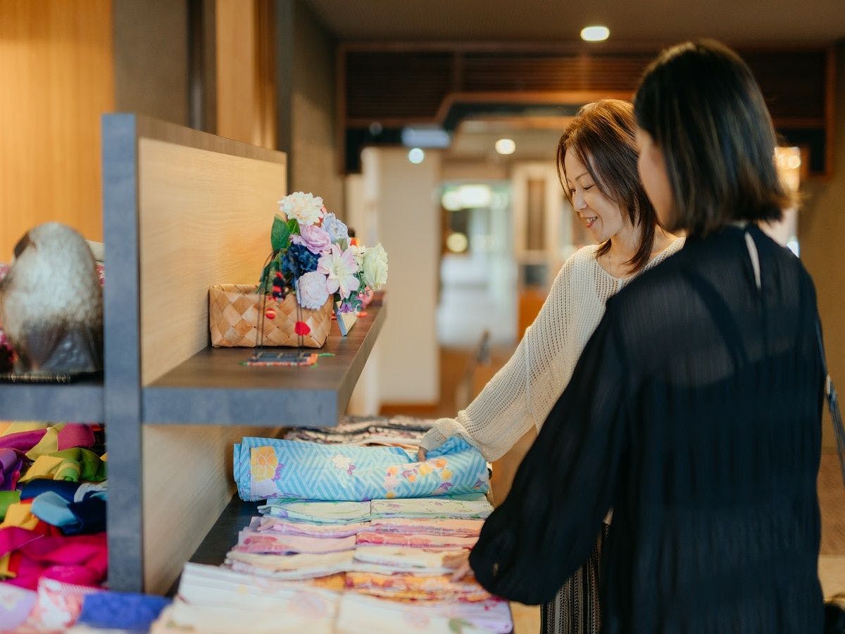 เลือกชุดยูกาตะสี (มีค่าใช้จ่ายเพิ่มเติม)