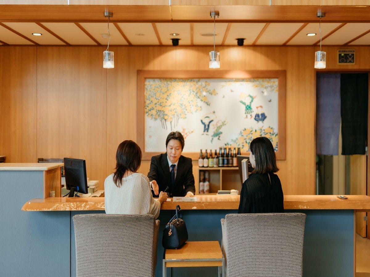 หลังจากมาถึง จะมีการอธิบายเกี่ยวกับสถานที่โดยย่อ