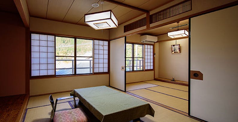 由布岳の見える本館2階 和室二間 6畳 8畳 禁煙 素泊まり 和風旅館でゆったりステイ 気軽に泊まって湯布院観光や街歩き 温泉を楽しもうプラン 夕食お部屋食の料理宿 和風旅館 津江の庄 一休 Com