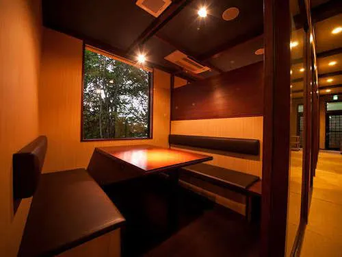 [Dining Area] Enjoy your meal in a private room with a view from the window.
