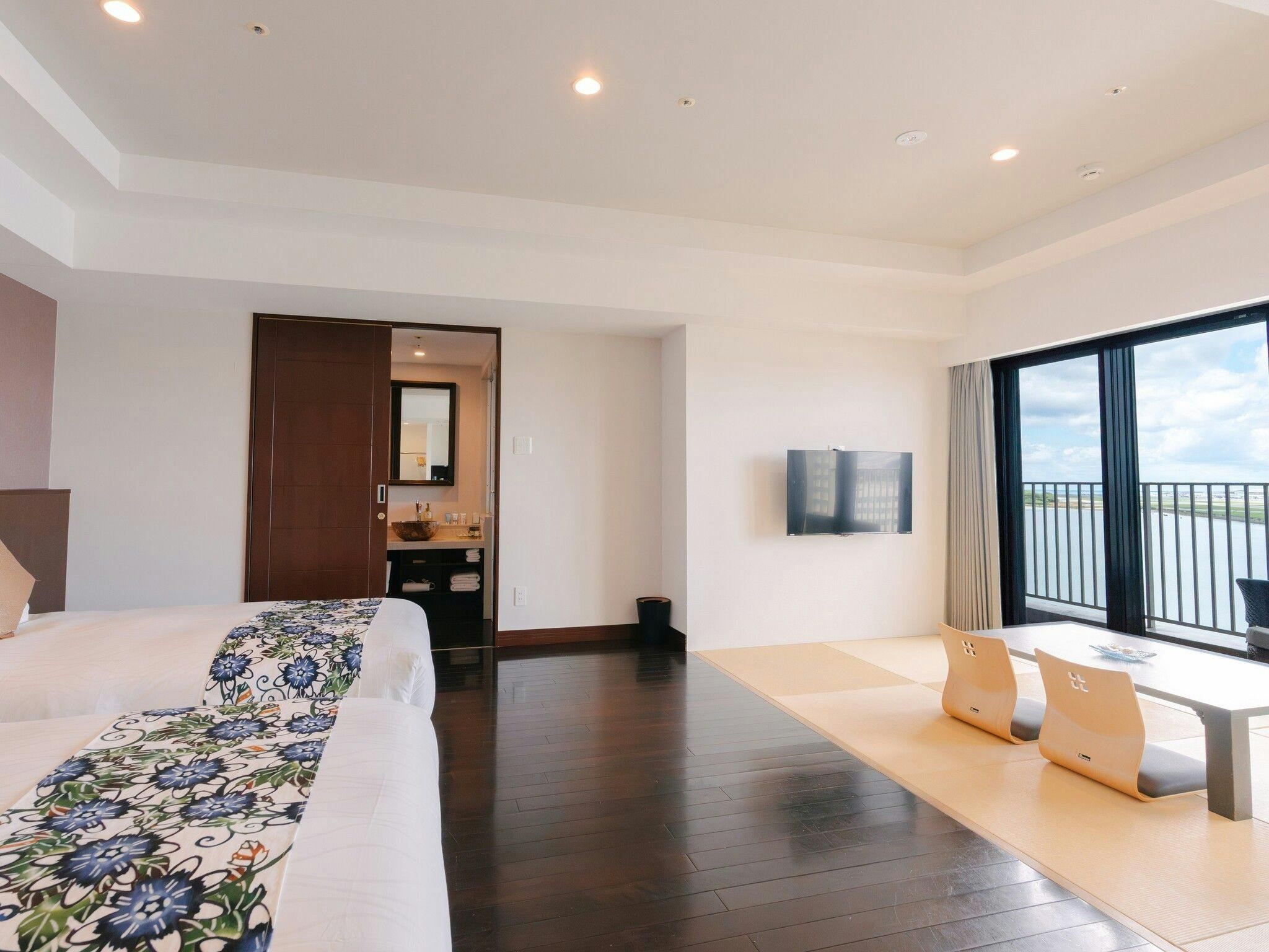 Corner Deluxe Japanese-Western Room with Airport View