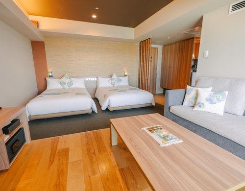 滑走路と街の夜景を一望できるベッドエリア