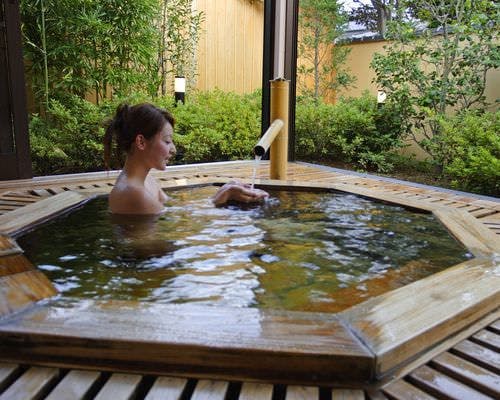 อ่างอาบน้ำกลางแจ้งส่วนตัวน้ำพุร้อนธรรมชาติ 45 นาที 2000 เยนไม่รวมภาษี