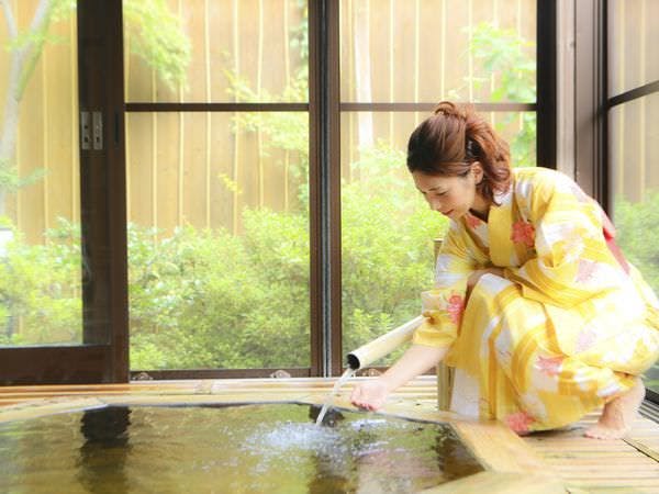 น้ำพุร้อนธรรมชาติ 100% อ่างอาบน้ำกลางแจ้งส่วนตัวที่มีน้ำจากแหล่งโดยตรง.