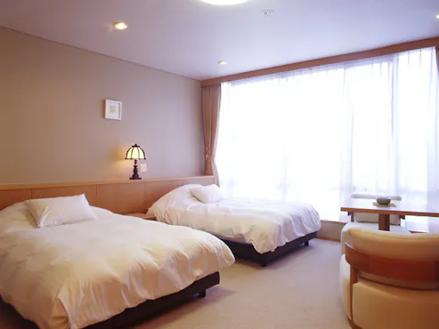 Không gian rộng rãi nhìn ra khu vườn.