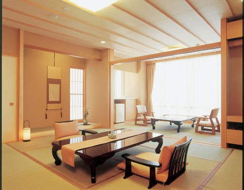 ゆったりと広がる寛ぎのお部屋。