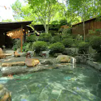 อ่างอาบน้ำกลางแจ้งส่วนตัวที่มีปริมาณน้ำประมาณ 8 ตัน