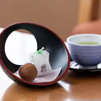 お茶菓子(松露饅頭と唐津茶「玉露白折」
