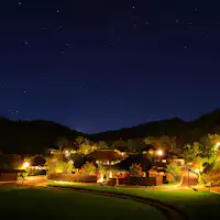 Langit malam musim panas di pondok gunung