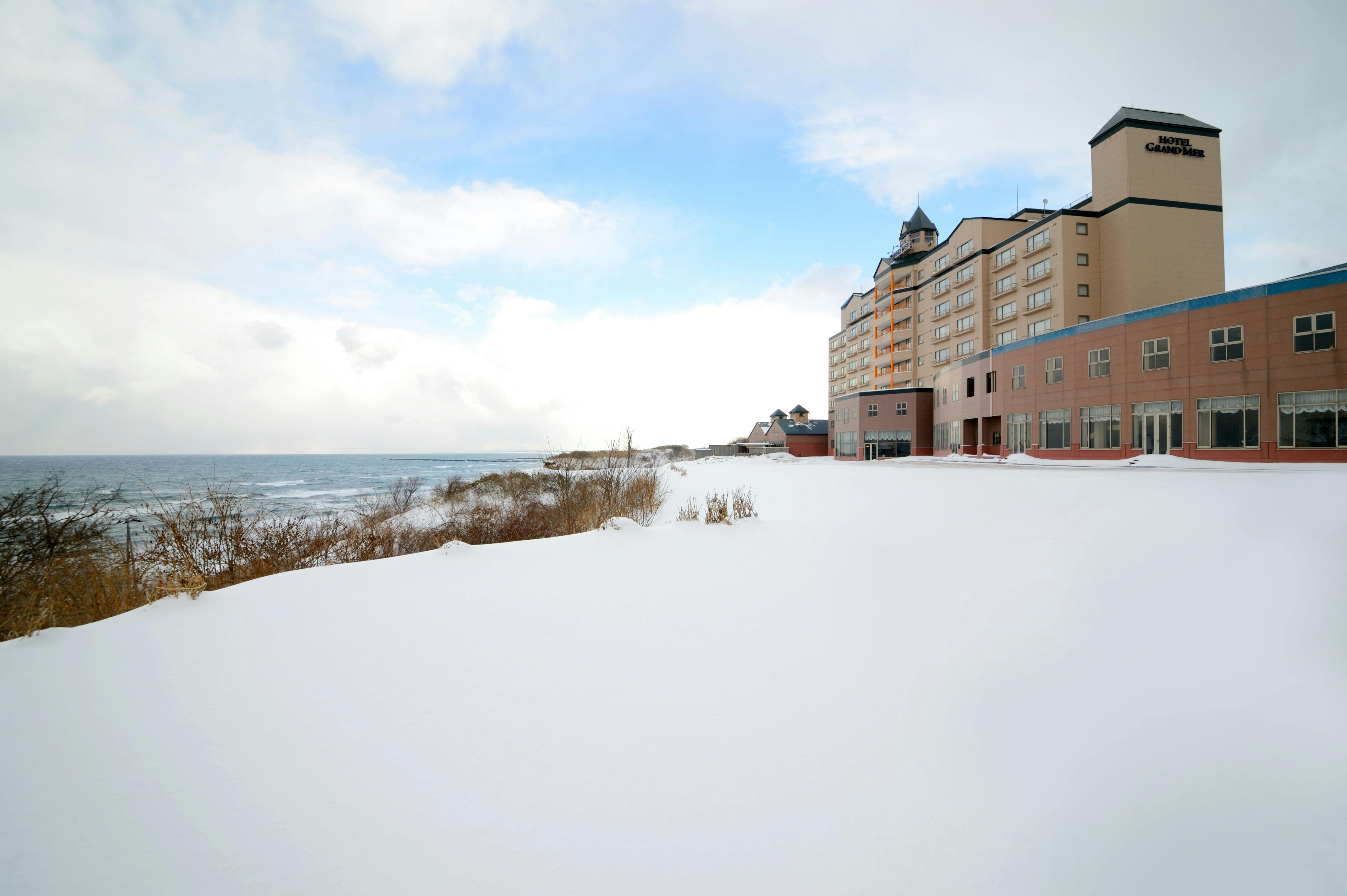 雪景色のホテルグランメール山海荘