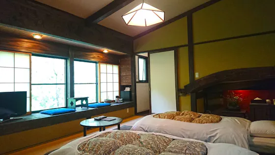 ห้องพักที่มีบรรยากาศแบบบ้านโบราณ.