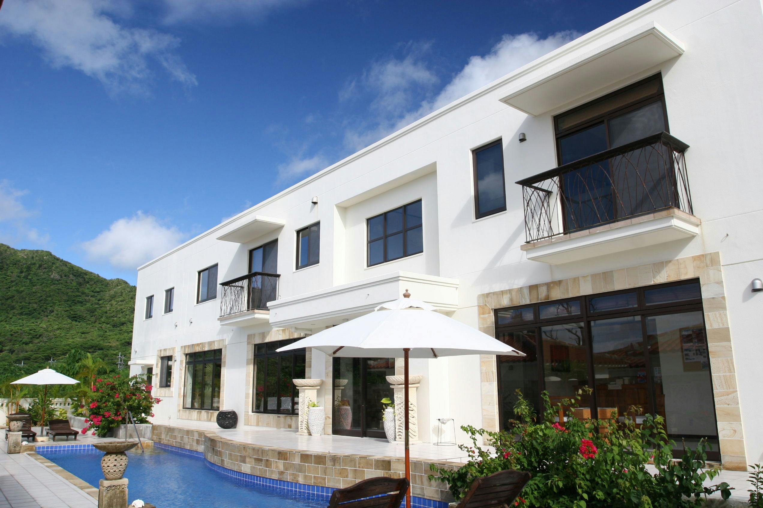 白を基調とした建物