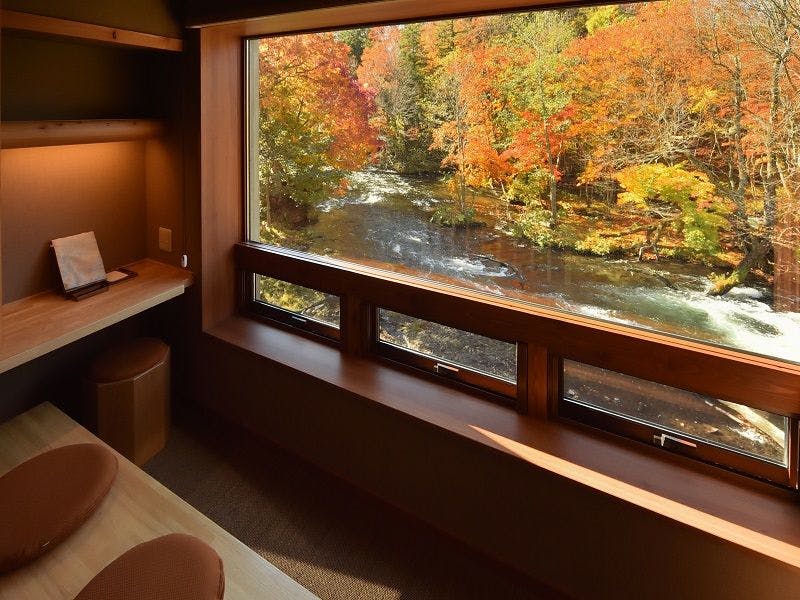 從客房欣賞壯麗的紅葉景色