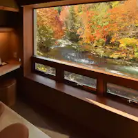 從客房欣賞壯麗的紅葉景色