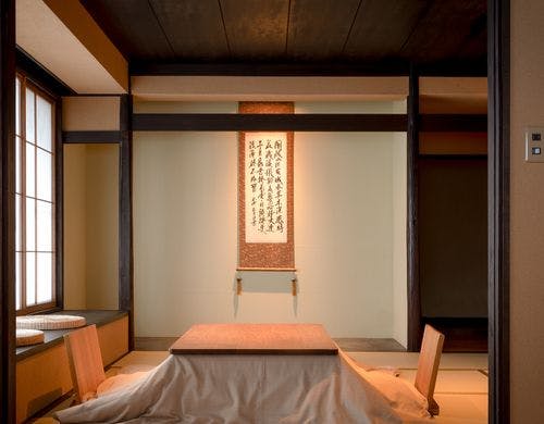 松風の本間の冬景色