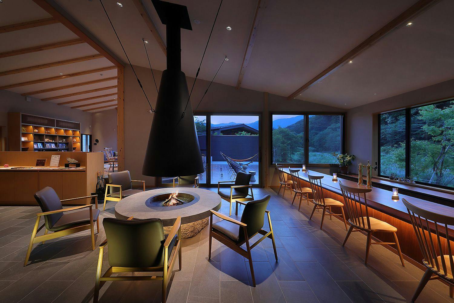 ロビー棟の暖炉は一番人気のスポット