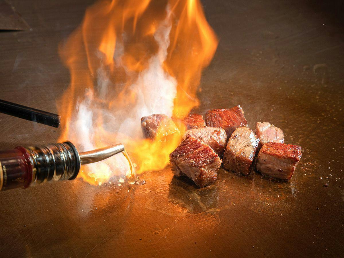 鉄板で焼き上げた“とろける舌触り”のお肉