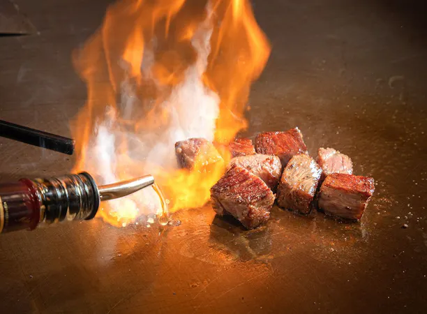 鉄板で焼き上げた“とろける舌触り”のお肉