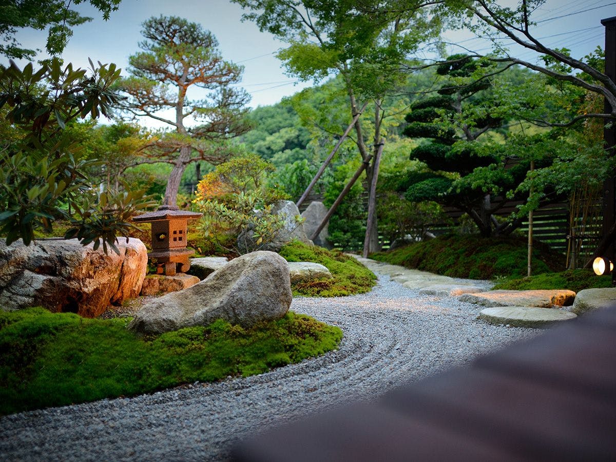 館内から眺めることができる日本庭園