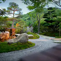 館内から眺めることができる日本庭園