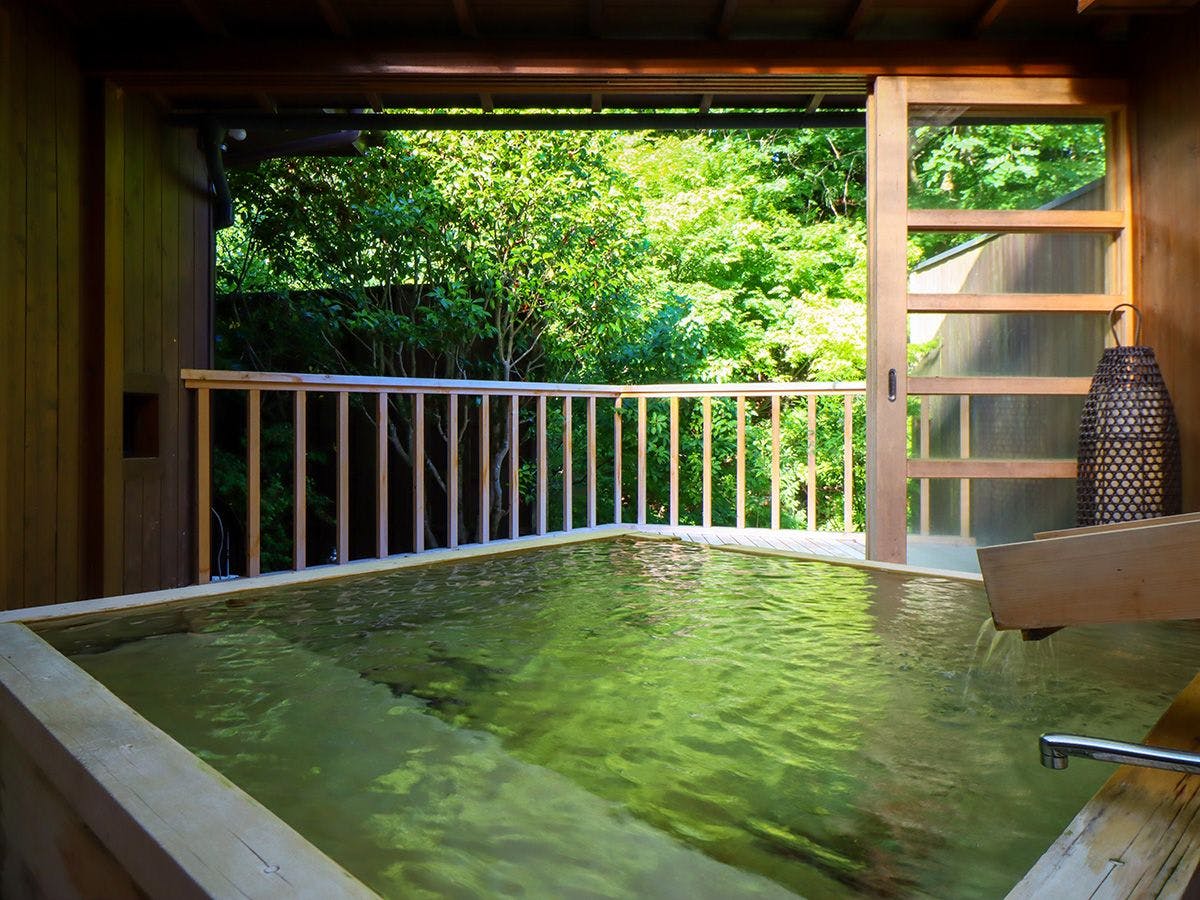 総檜造り露天　特別室月庭専用の露天風呂。