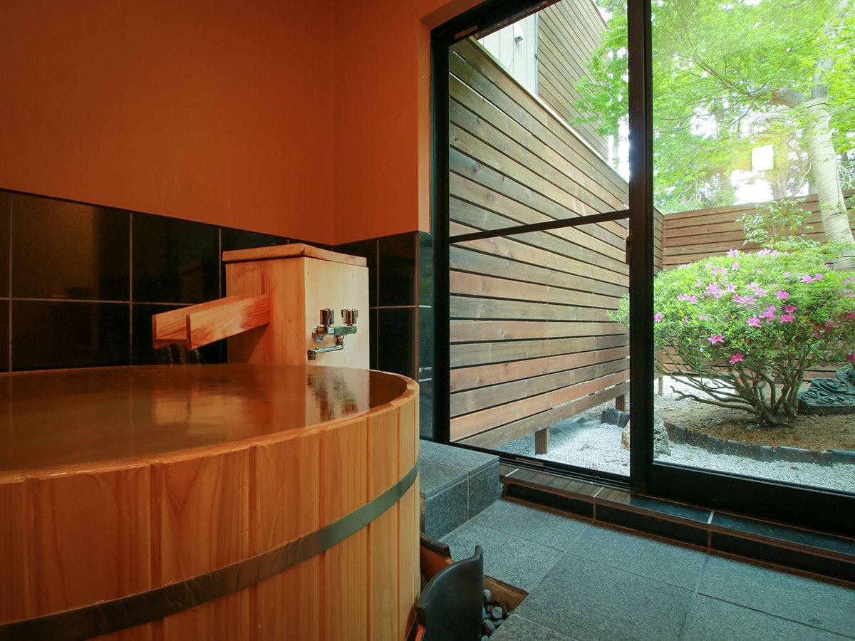 Bak mandi kayu, kamar mandi khusus cahaya bulan.