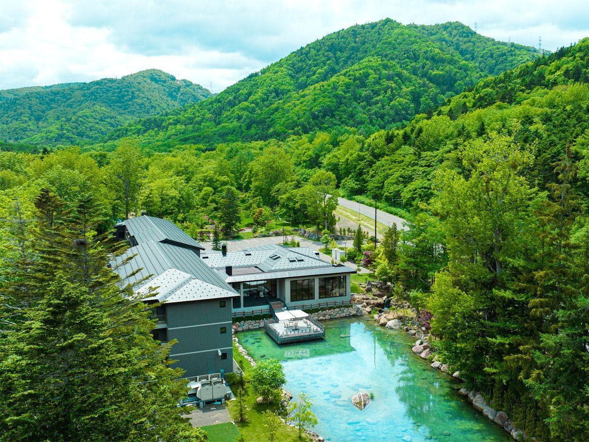 【奥定山渓温泉 佳松御苑】池のある庭園