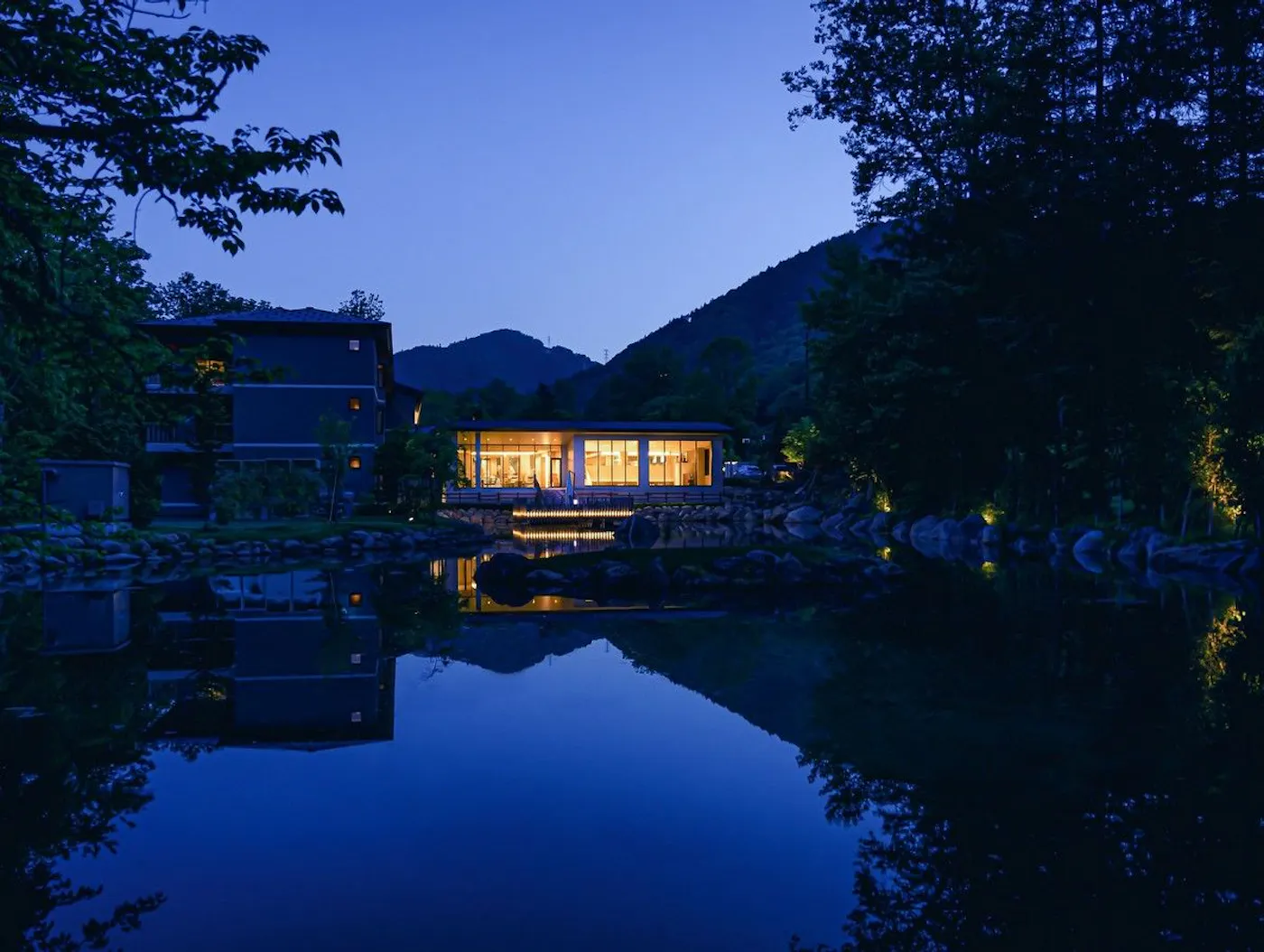 奥定山渓温泉 佳松御苑：夕暮れの池
