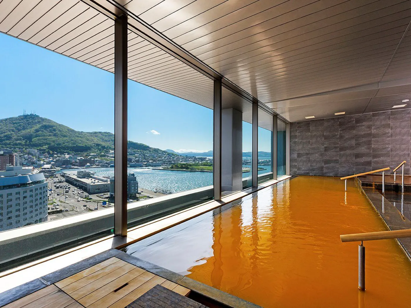 センチュリーマリーナ函館:函館山を望む最上階の大浴場