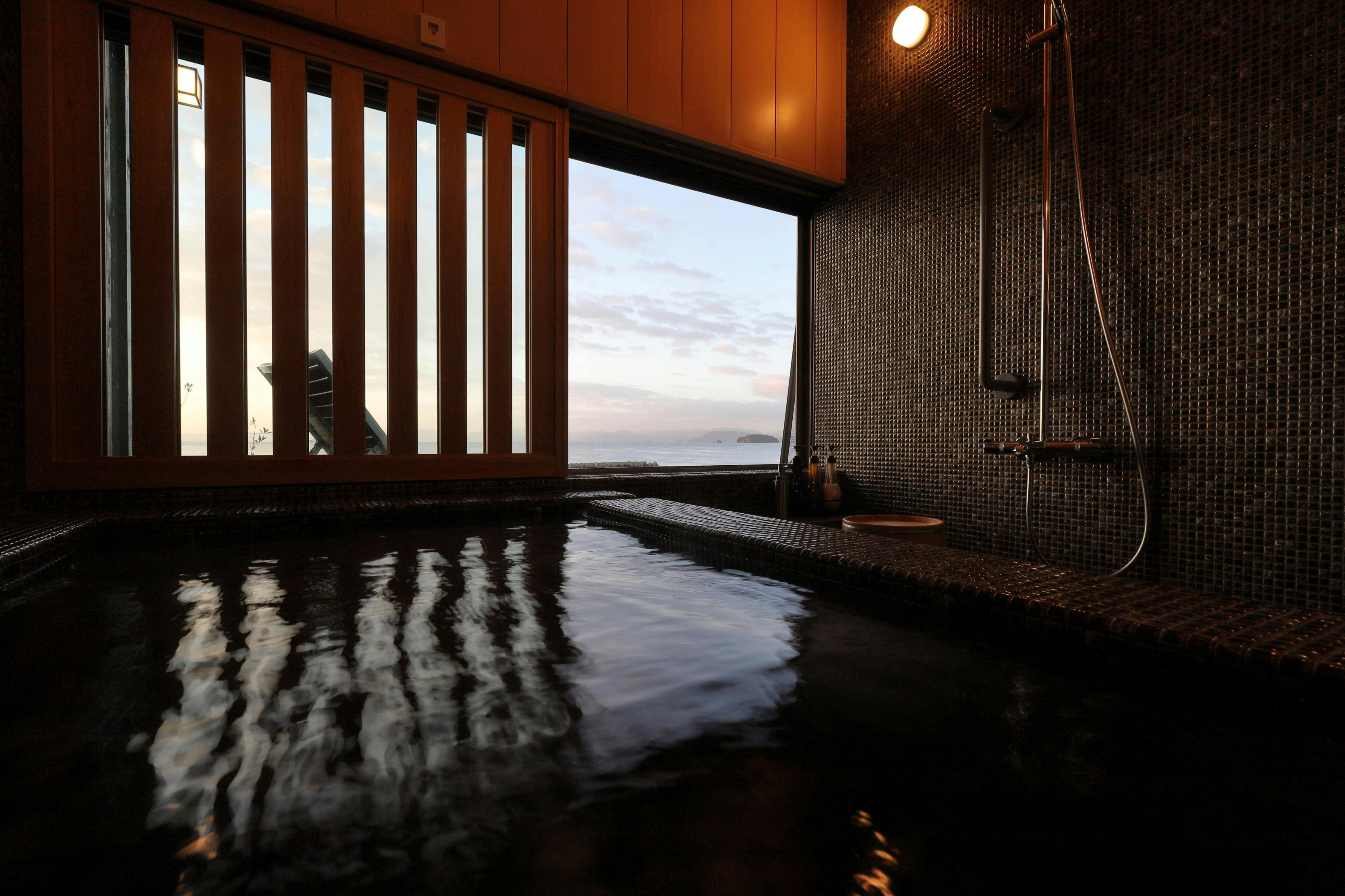 客室風呂「さ」「と」