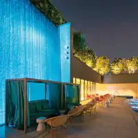 Spa outdoor di lantai 13 (waktu malam)