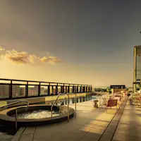 Senja di tepi kolam renang