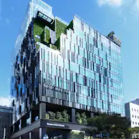 Hotel dengan tampilan luar yang mencolok di depan stasiun.