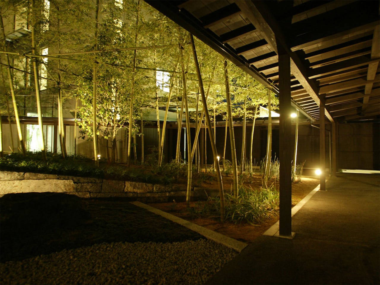 萩や椿、竹などの花木が趣を添る中庭。