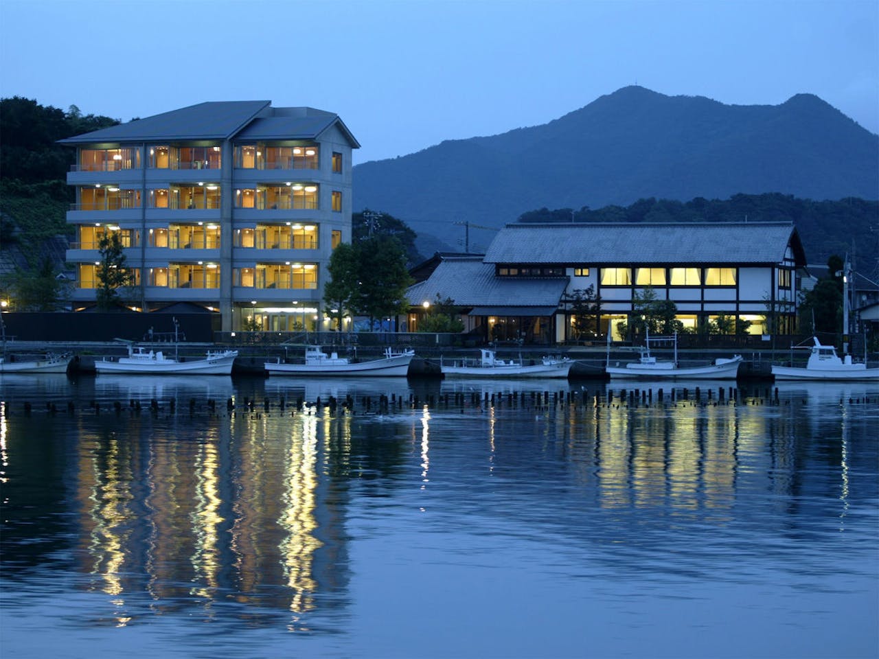 松本川越しに見る雁嶋別荘。