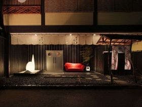 花明りの宿月の池
