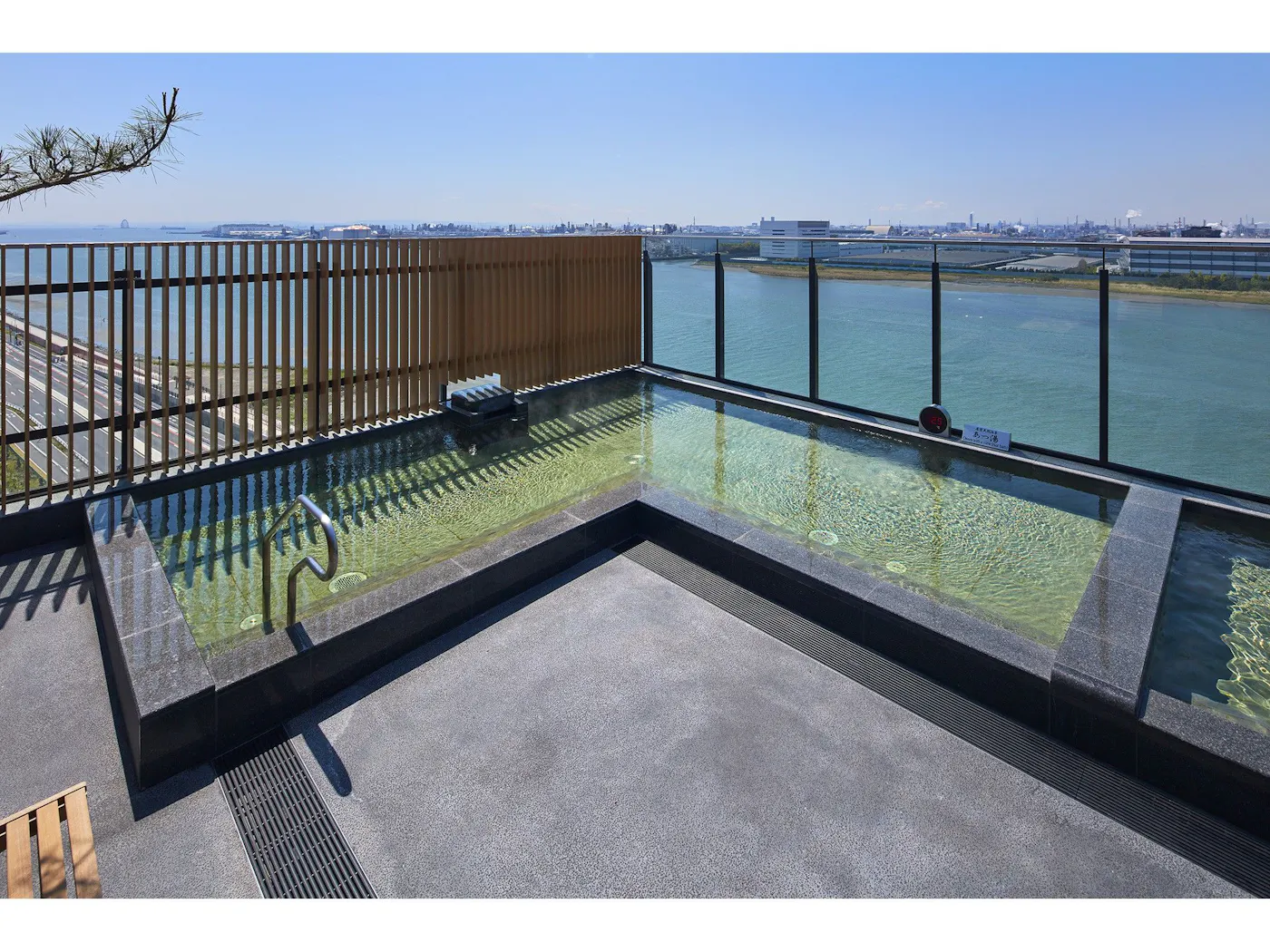 ヴィラフォンテーヌ プレミア 羽田空港：空港を望む屋外の湯