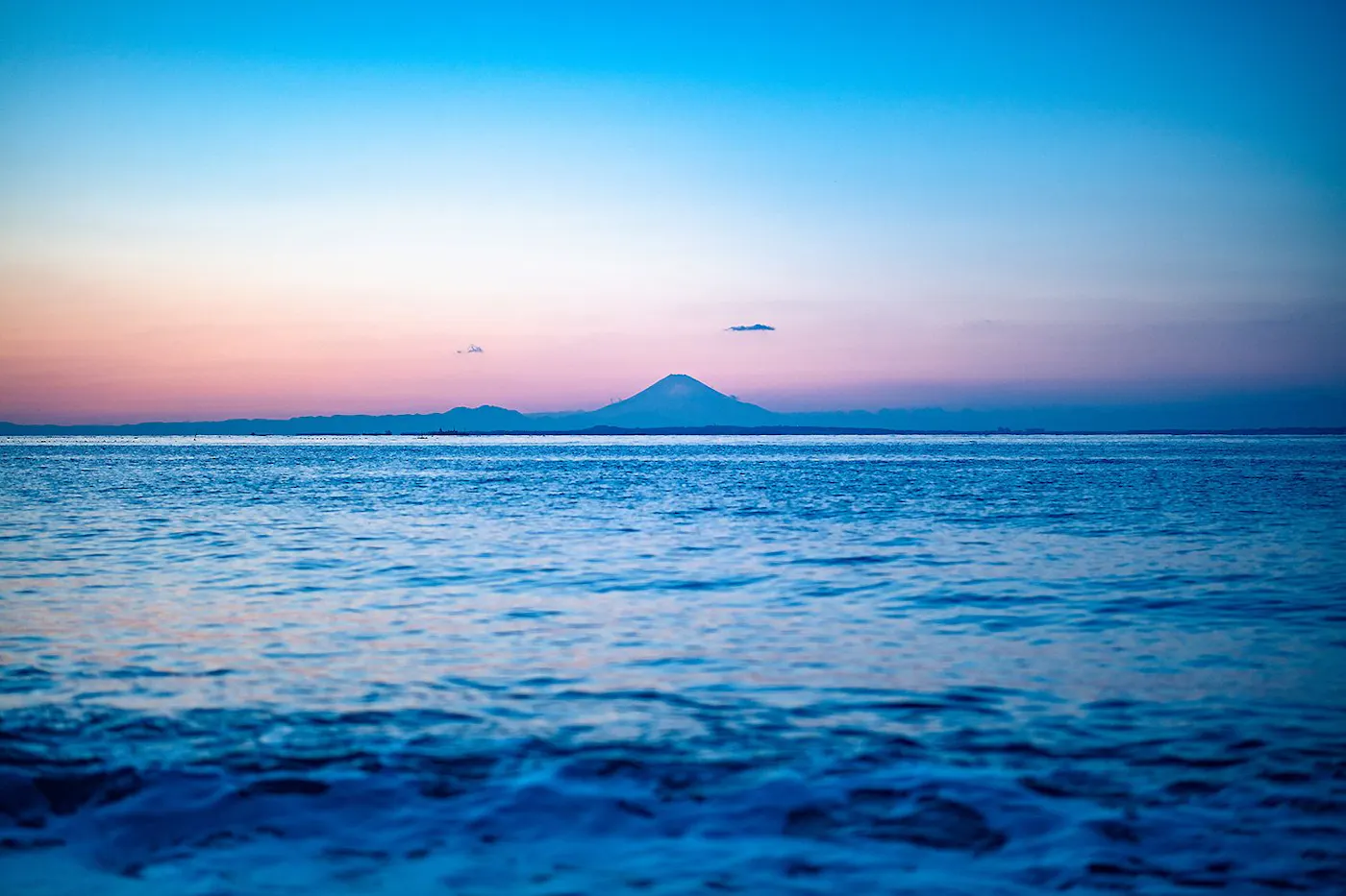 さざね：富士山を望む夕景の海
