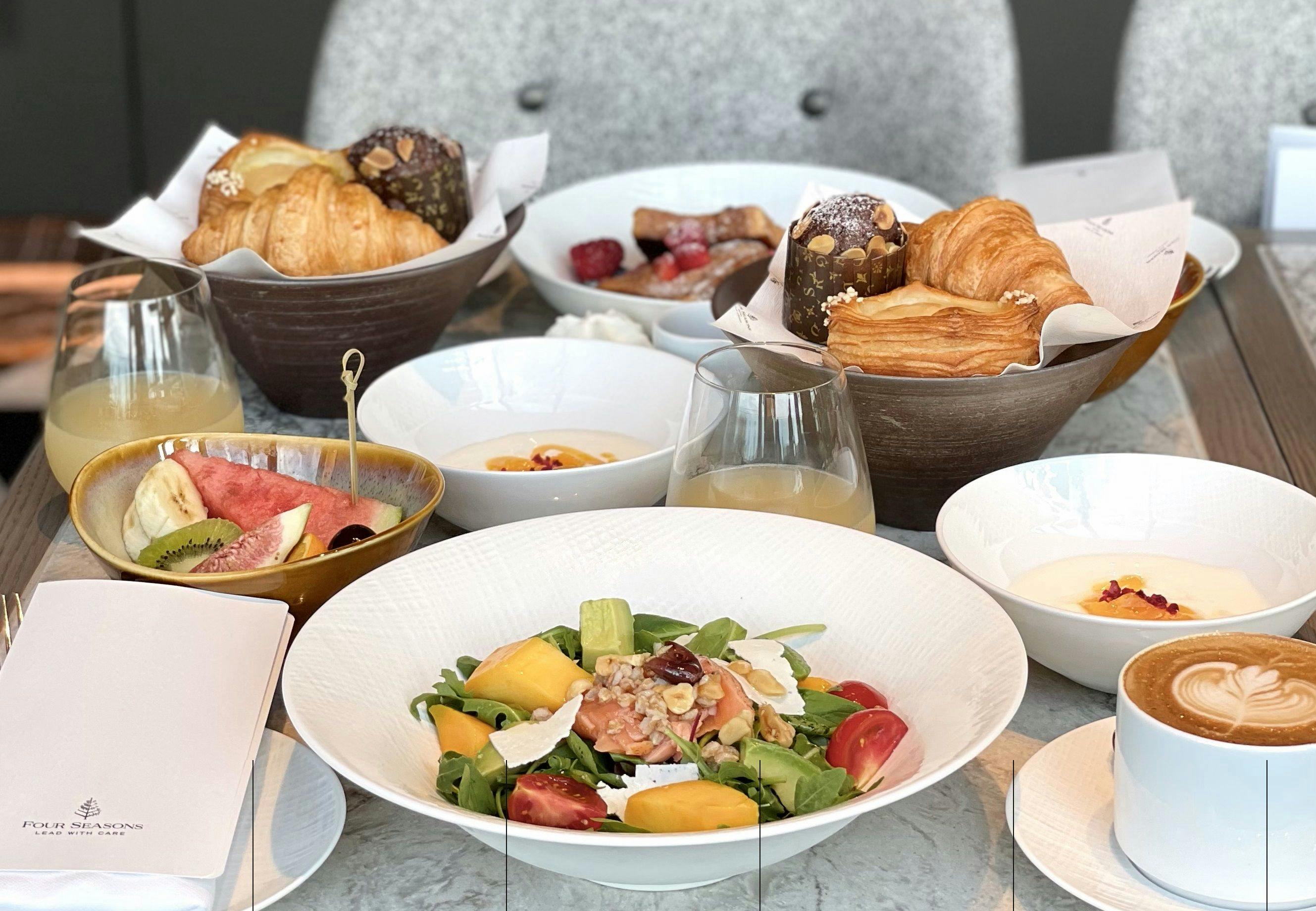 天空のダイニングで過ごす朝のひとときから始まる優美な一日（人気の選べる朝食付き）