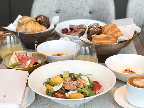 天空のダイニングで過ごす朝のひとときから始まる優美な一日(人気の選べる朝食付き)