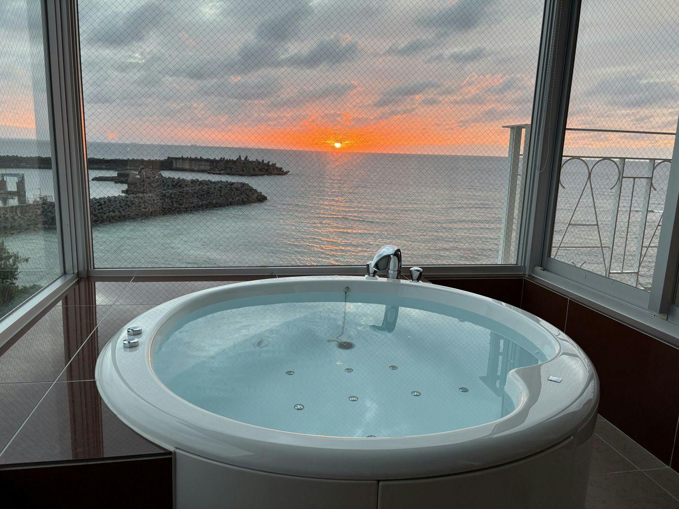 อ่างจากุซซี่