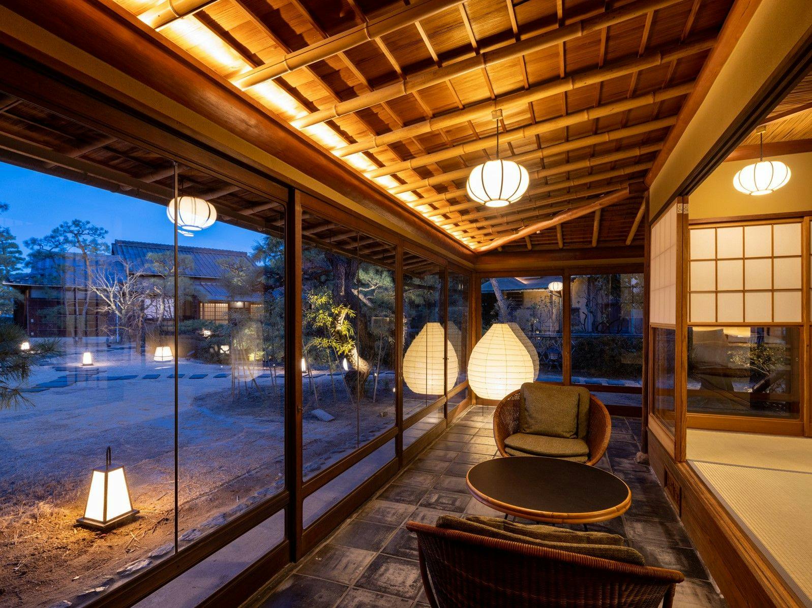 大きな土間から広大な庭が見渡せます