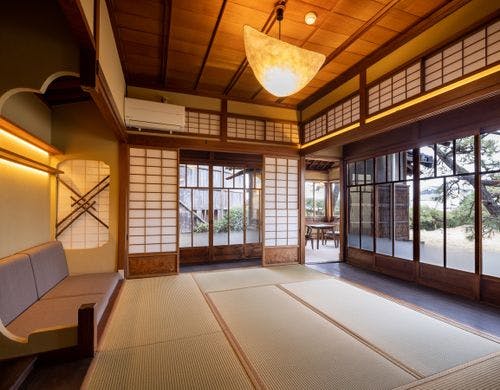 【沖の家】庭園と瀬戸内海を望む客室。