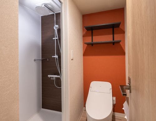 オーバーヘッドシャワー採用。