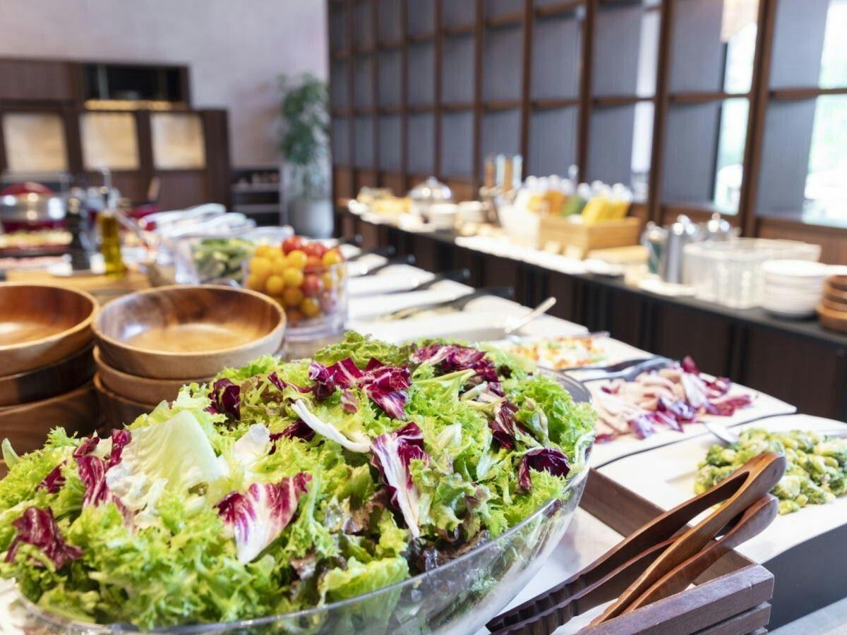 【朝食】当館の農園や近郊で採れたお野菜を