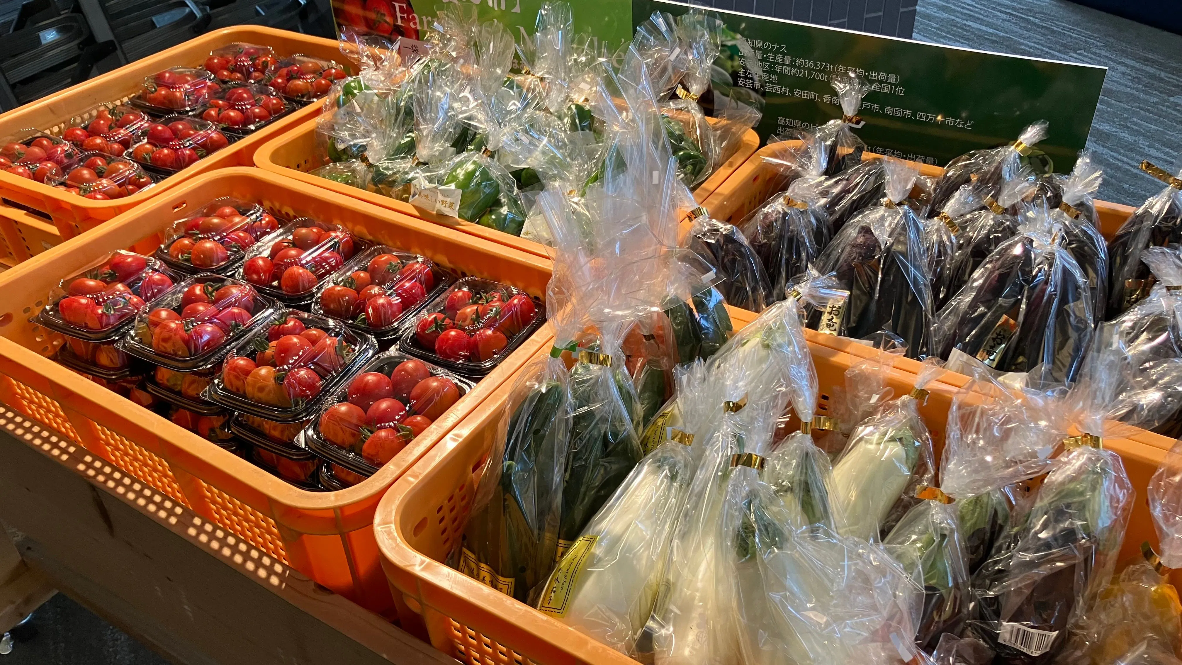 Diadakan di lobi Hotel. Pasar Amal.