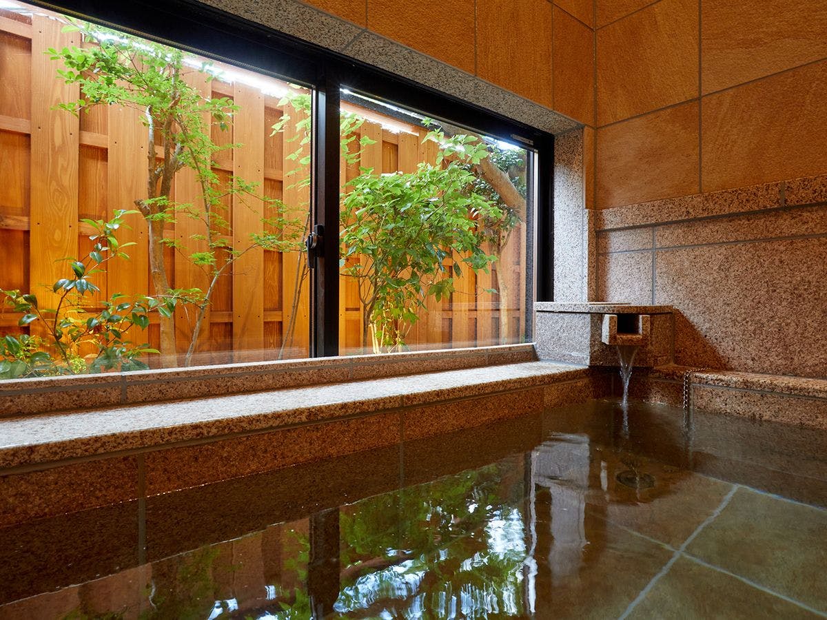 Di dalam kamar tersedia pemandian semi-terbuka.