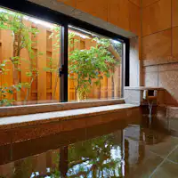 Di dalam kamar tersedia pemandian semi-terbuka.