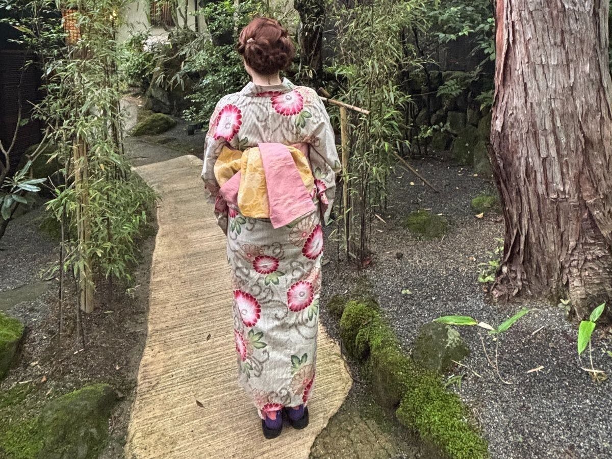 เดินเล่นในสวนพร้อมชุดกิโมโน